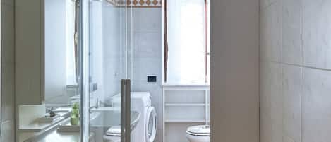 Douche, séchoir à cheveux, bidet, serviettes fournies