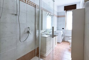 Dusche, Haartrockner, Bidet, Handtücher