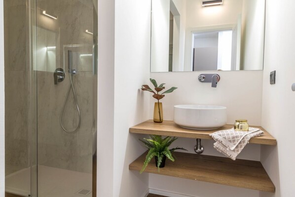 Dusche, Haartrockner, Bidet, Handtücher