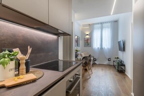 Fridge, oven, stovetop, dishwasher
