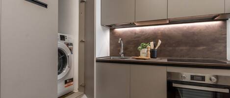 Frigorífico, horno, placa de cocina y lavavajillas