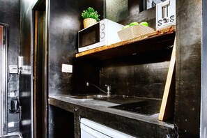 Geladeira, micro-ondas, cooktop, cafeteira/chaleira