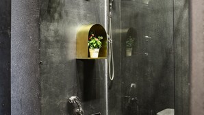 A bathroom with a glass shelf holding a potted plant, a shower area, and a visible toilet. - Hosmate - Milano - Sammartini's Cave - Stazione Centrale (Milano)