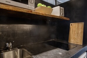 Een koelkast, een microgolfoven, een kookplaat
