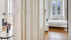 Una camera da letto con un letto, una finestra e una porta.