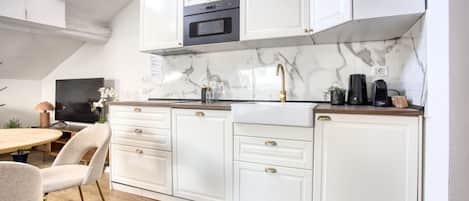 Réfrigérateur, micro-ondes, plaque de cuisson, lave-vaisselle