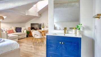 1 habitación, tabla de planchar con plancha, wifi gratis y ropa de cama