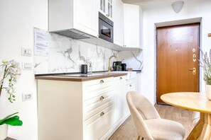 雪櫃、微波爐、爐具、洗碗機