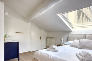 1 habitación, tabla de planchar con plancha, wifi gratis y ropa de cama 
