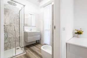 Doccia, asciugacapelli, bidet, asciugamani