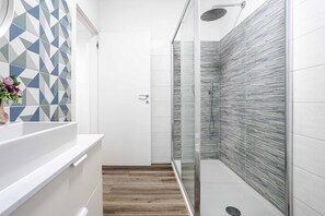 Dusche, Haartrockner, Bidet, Handtücher