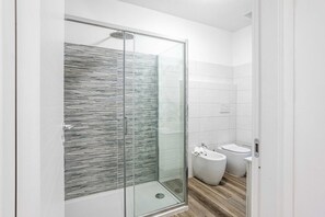 Dusche, Haartrockner, Bidet, Handtücher