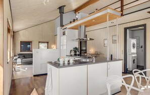 Refrigerador, parrilla de estufa, lavavajillas y cafetera y tetera 