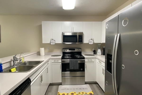 Køleskab, mikrobølgeovn, ovn, kogeplade