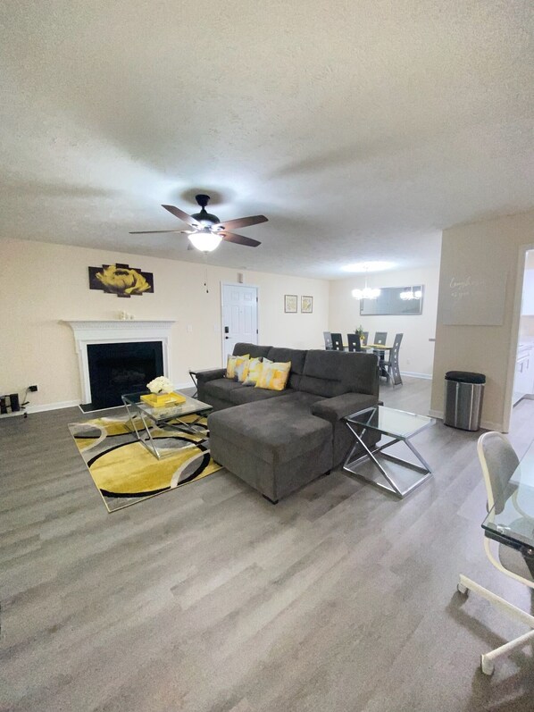 Smart TV, fireplace