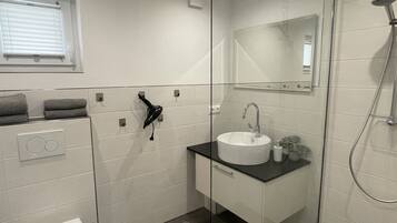 Dusche, Haartrockner, Handtücher, Toilettenpapier