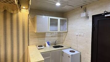 Mini-Kühlschrank, Herdplatte, Reinigungsartikel, Küchenrolle