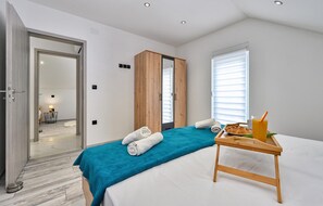 4 bedrooms, travel cot, free WiFi, bed sheets