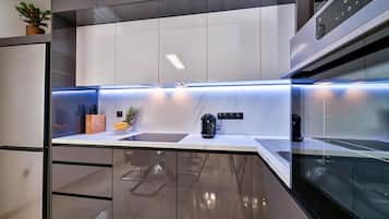 Frigorífico, horno, placa de cocina y lavavajillas