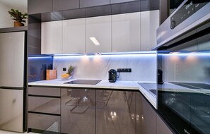 Kühlschrank, Mikrowelle, Ofen, Herdplatte