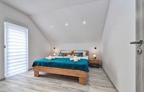 4 bedrooms, travel crib, free WiFi, bed sheets