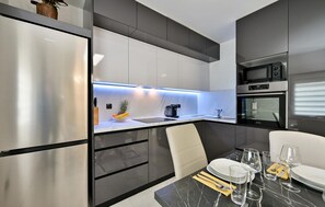 Refrigerador, microondas, horno y parrilla de estufa 