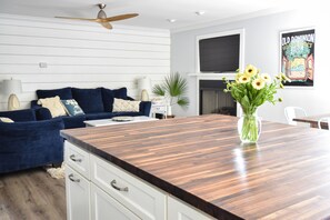 Smart TV, books - Relaxing Getaway, Walk to Beach & Restaurants, Pet Friendly, Close to Town (St. Augustine)
