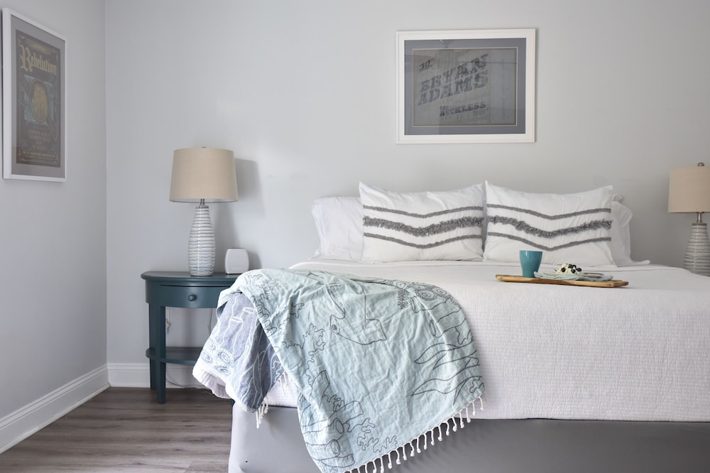 Relaxing Getaway, Walk to Beach & Restaurants, Pet Friendly, Close to