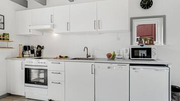 Refrigerador, parrilla de estufa, lavavajillas y cafetera y tetera