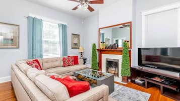 Smart-TV, Tischfußball, Bücher