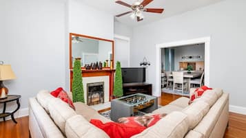 Smart-TV, TischfuĂball, BĂŒcher