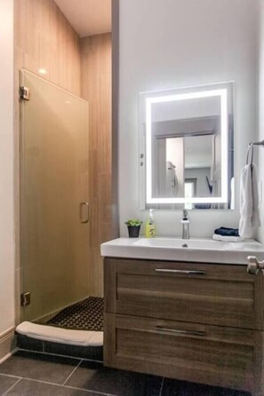 Combined shower/bathtub, hair dryer, towels - *NEW* Highlands Down | 4BR 3BA KINGS | Sleep 10 (Louisville)
