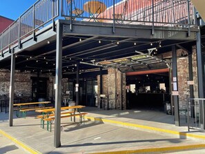 Outdoor dining - 4 Suites, 1 Epic Stay – Sleep 22 in NULU (Louisville)