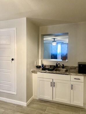 Réfrigérateur, micro-ondes, cafetière/bouilloire, grille-pain