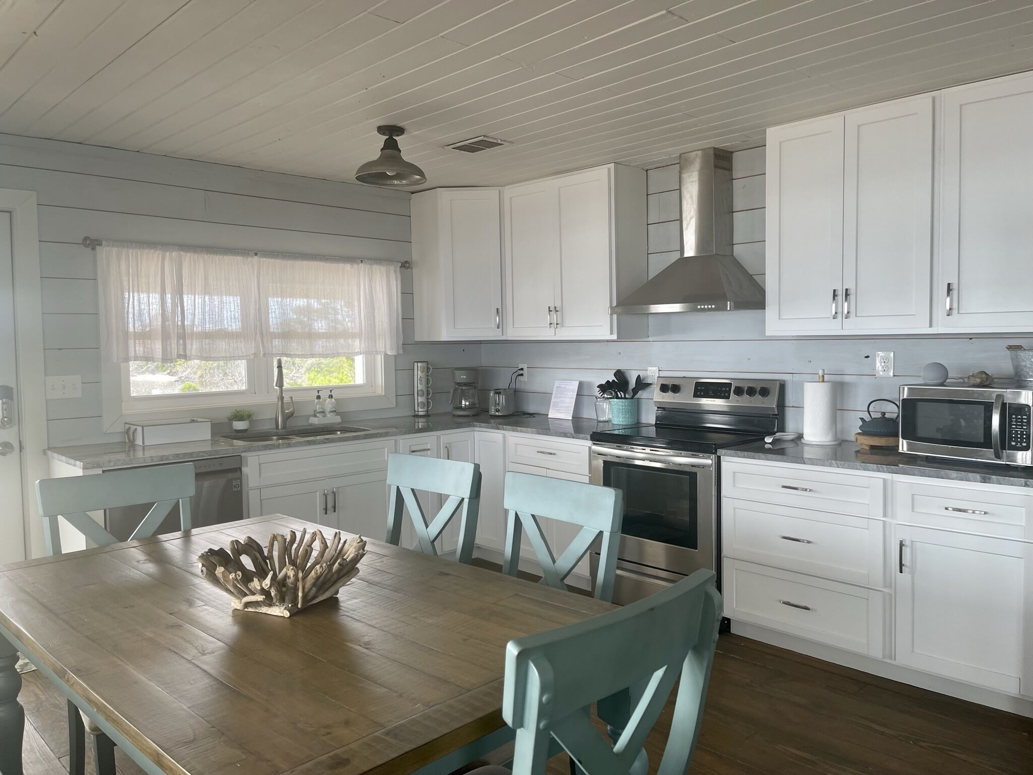 Waterfront Fido-Friendly Renovated Charmer