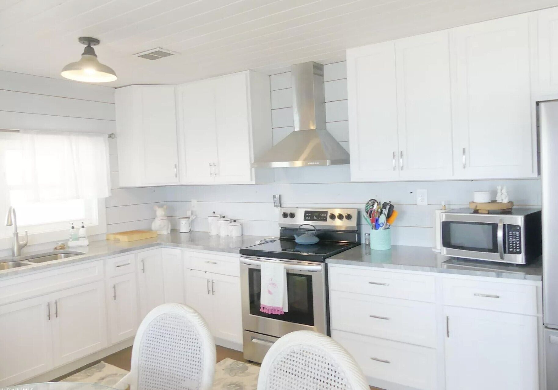 Waterfront Fido-Friendly Renovated Charmer