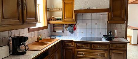 Fridge, microwave, oven, cookware/dishes/utensils
