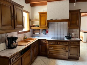 Refrigerador, microondas, horno y utensilios de cocina 