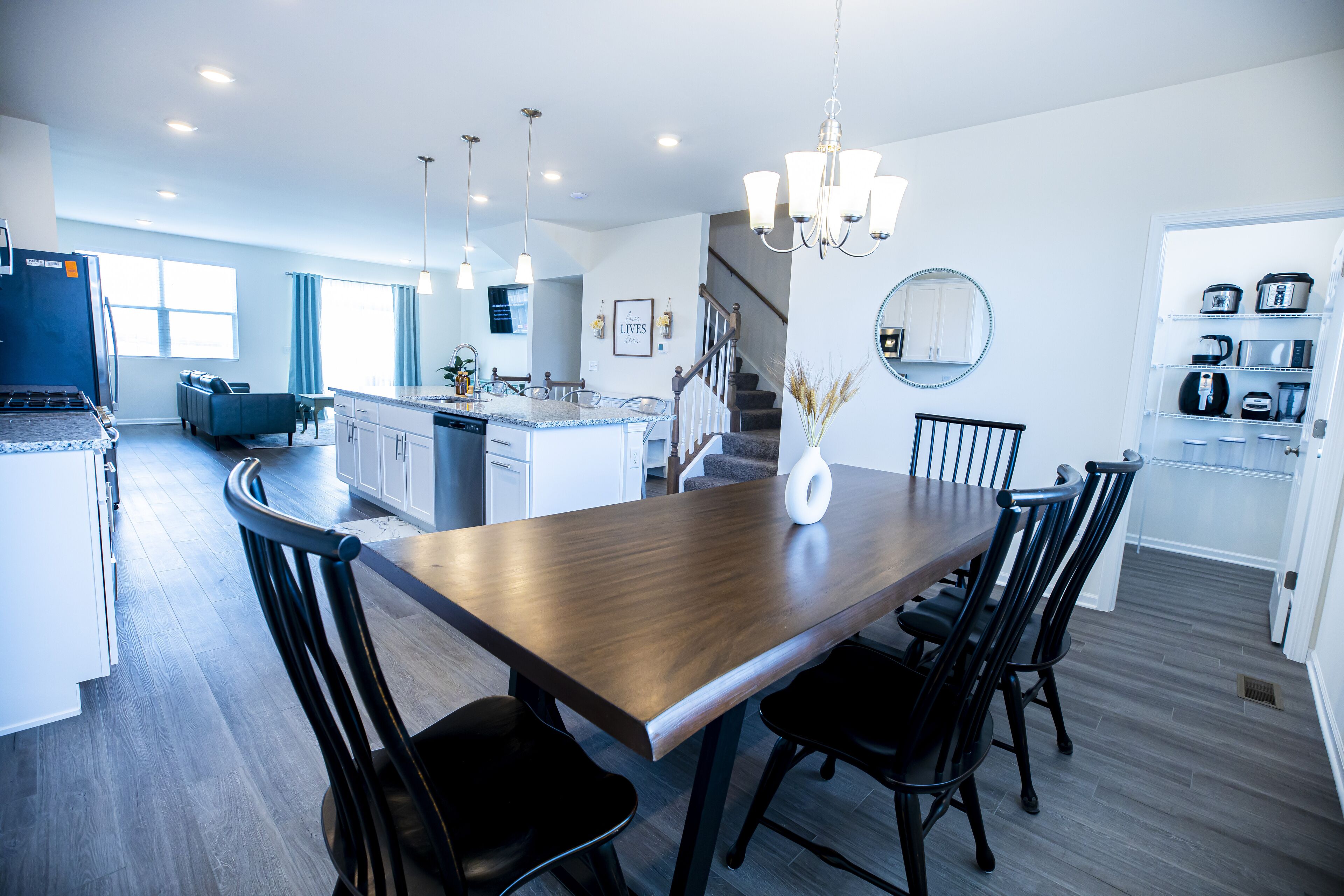 Beautiful Bright Modern Townhome, 3 bdrm, 2.5 bath, pets allowed. 