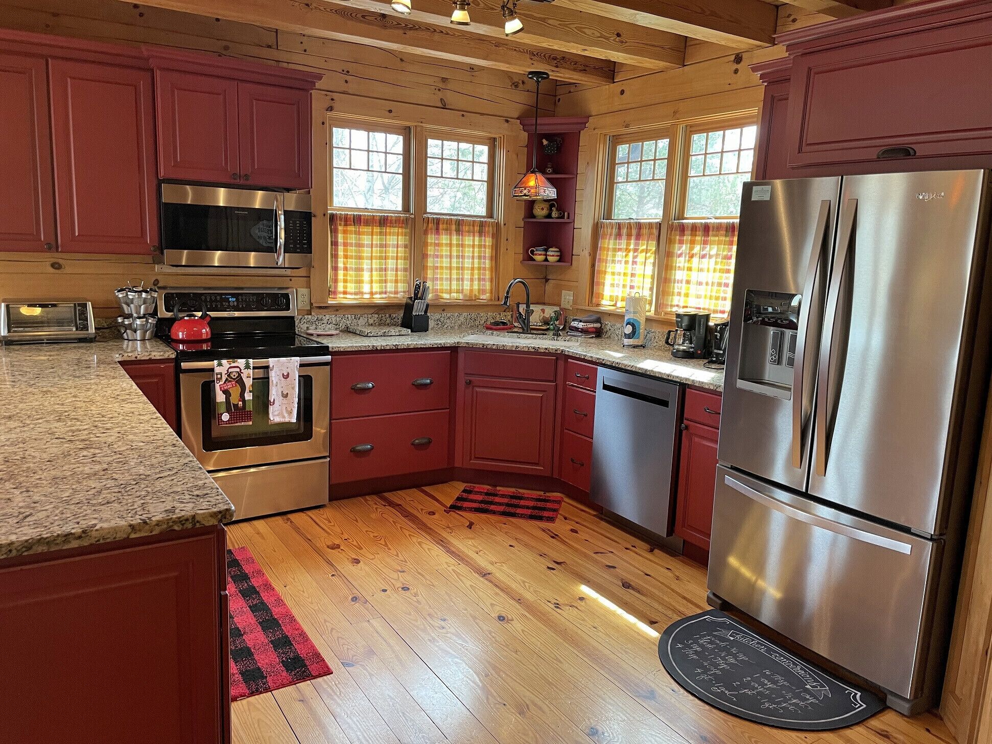 Gorgeous 4BR/3.5Bath log cabin in Rumbling Bald Resort w/access to all resort amenities