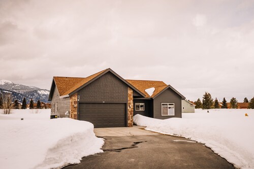 NEW 3King beds/2 bath, views, near Tamarack, Lake Cascade, kids/pet-friendly,  