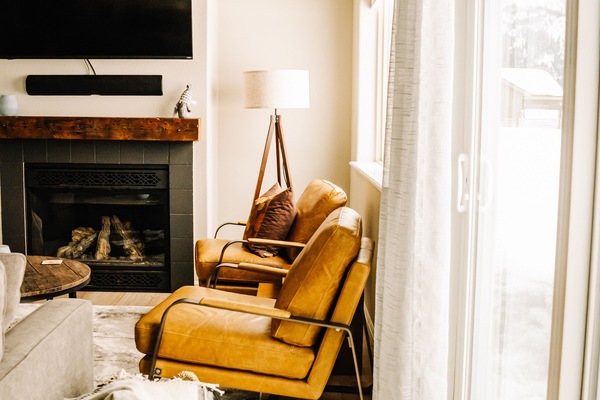 Smart-tv, eldstad och böcker