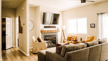 TV connectée, cheminée, livres