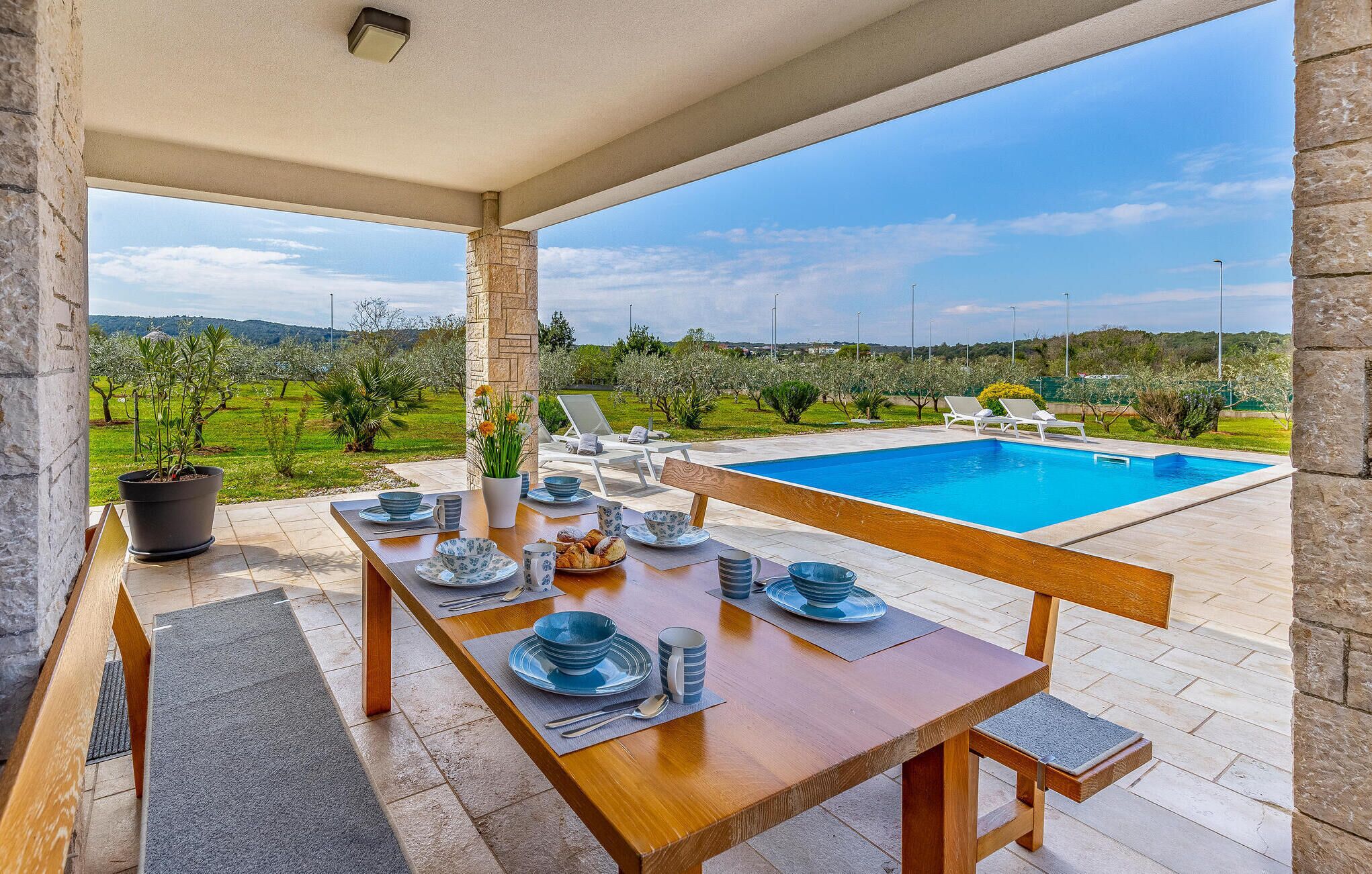 屋外ダイニングエリア