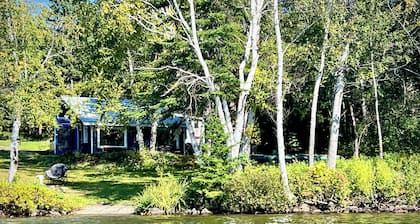 Grandview on the lake-Private Cabin nestled in the mountains on a 300 acre lake.