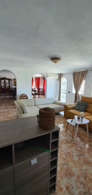 Smart TV, caminetto, videogiochi, lettore DVD