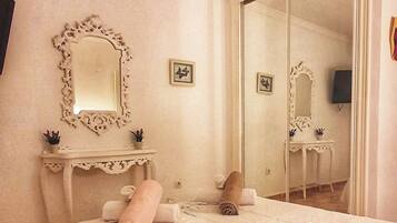 4 bedrooms, in-room safe, desk, iron/ironing board