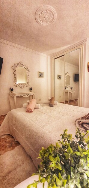 4 bedrooms, in-room safe, desk, iron/ironing board