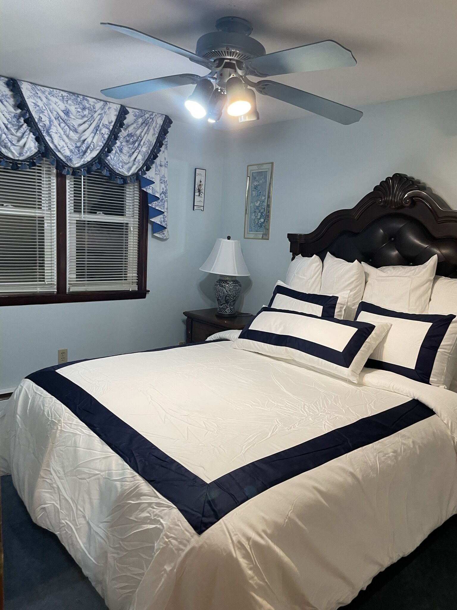 4 chambres, bureau, fer et planche à repasser, lit de bébé portatif