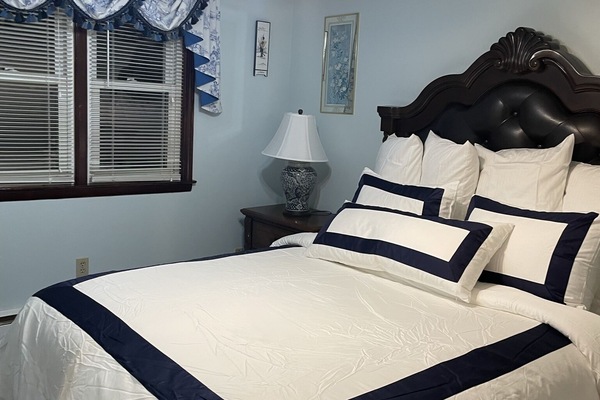 4 chambres, bureau, fer et planche à repasser, lit de bébé portatif